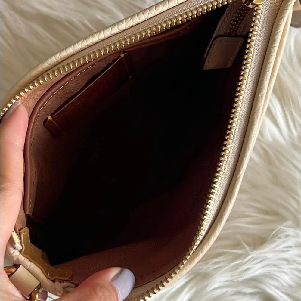 CH473 - Disney X Coach Kitt Messenger Crossbody in Regenerative Leather - Picture 10 of 12